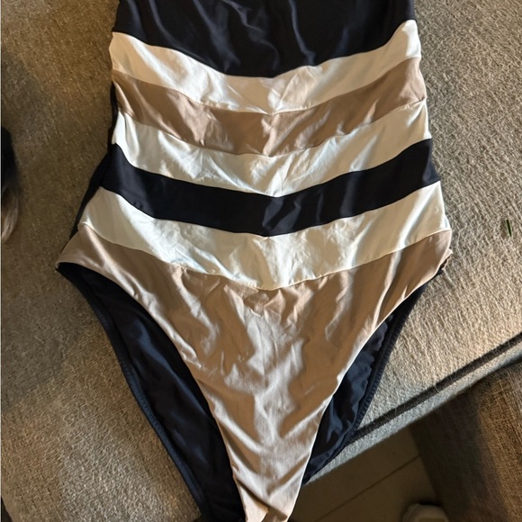 Chic Black and Tan One Piece Swimsuit with High-Cut Design - Picture 2 of 2